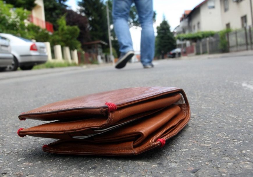 Gast djevojčice oduševio cijeli grad: Našla je na ulici novčanik sa OGROMNOM SVOTOM NOVCA i uputila se na ovu adresu