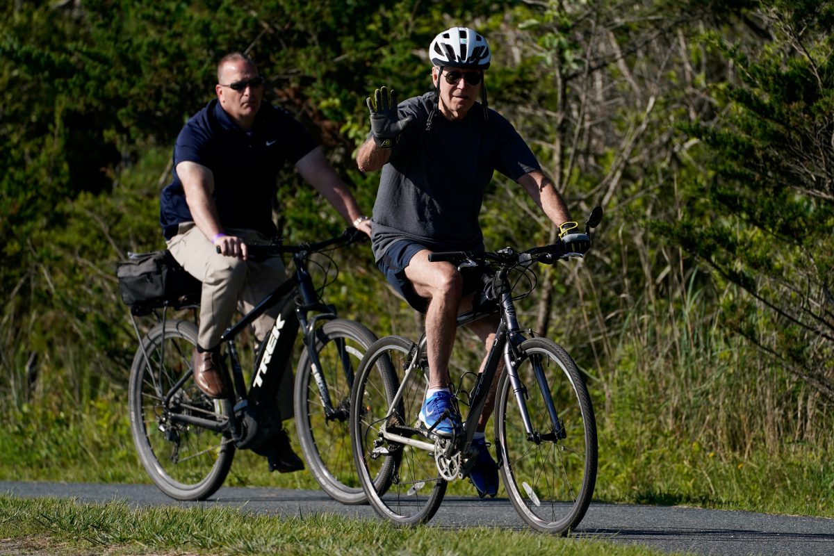 Američki predsjednik Džo Bajden pao sa bicikla, intervenisala tajna služba /VIDEO/