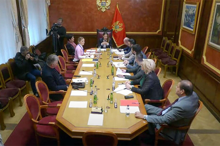 Odbor odlučio da se utvrđuje da li je Đukanović prekršio Ustav