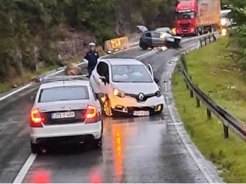 Teška nezgoda kod Maglaja nakon odrona, četvoro povrijeđenih