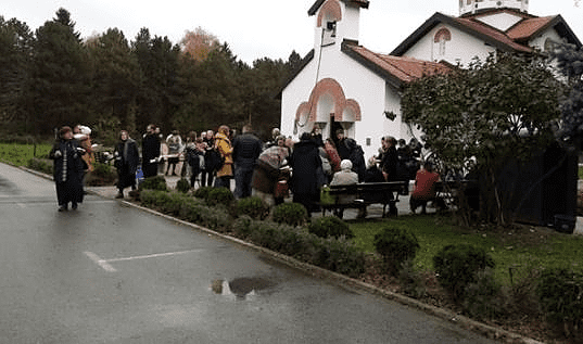 KORONA SLAVA ŠOKIRALA SVE Vjernici se gostili ispred crkve BEZ MASKE I DISTANCE