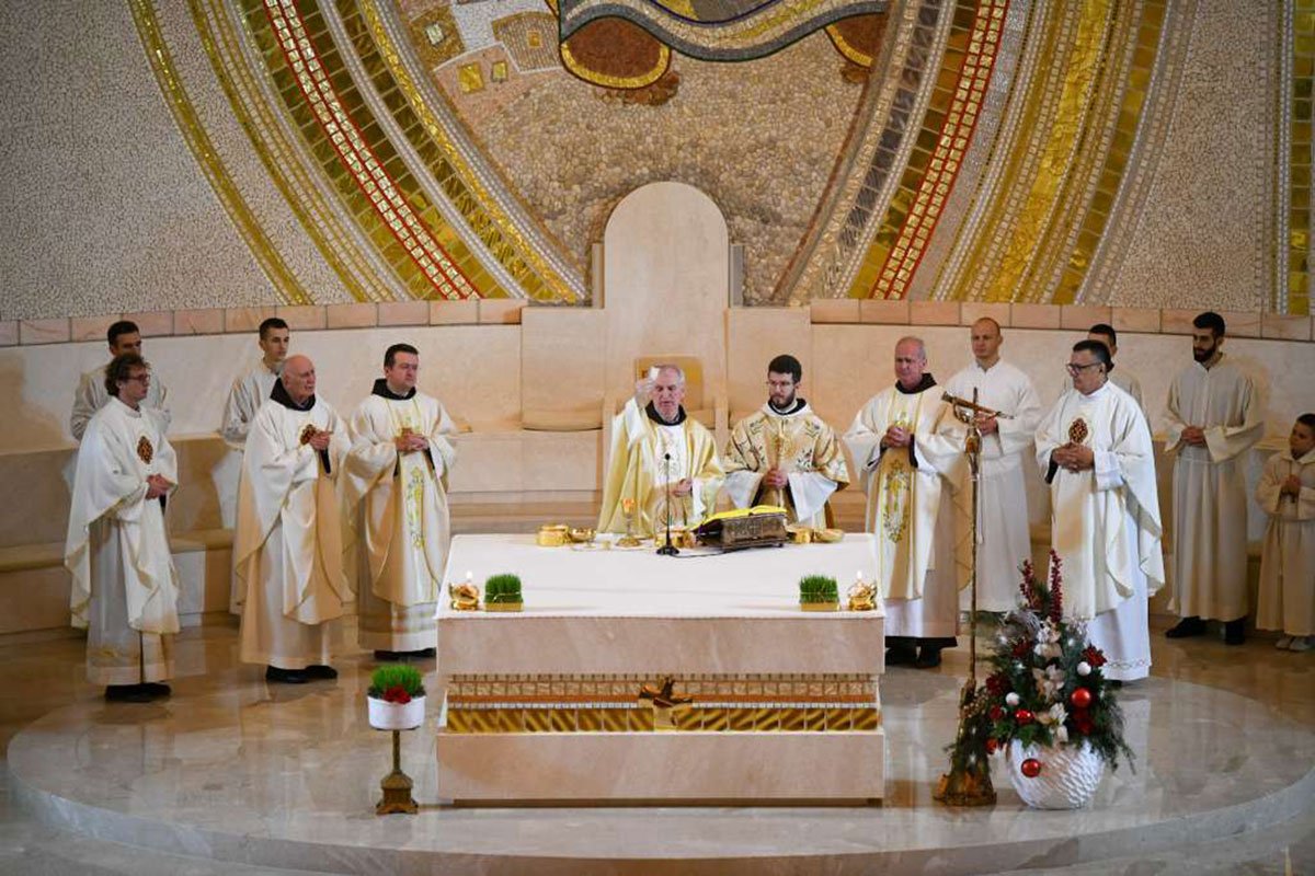 Ponoćke širom BiH označile početak proslave Božića, stigli hodočasnici iz cijelog svijeta