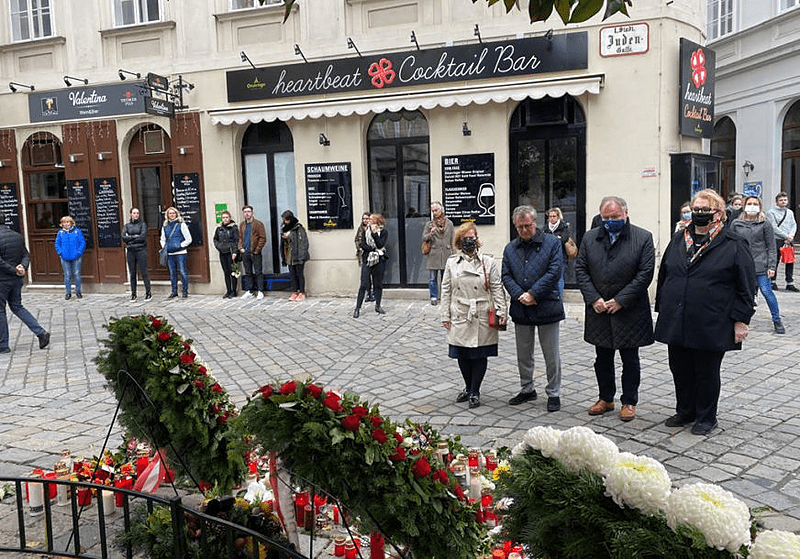 “GRAĐANI BiH SE SOLIDARIŠU SA DRŽAVLJANIMA AUSTRIJE” Turkovićeva odala počast žrtvama terorističkog napada