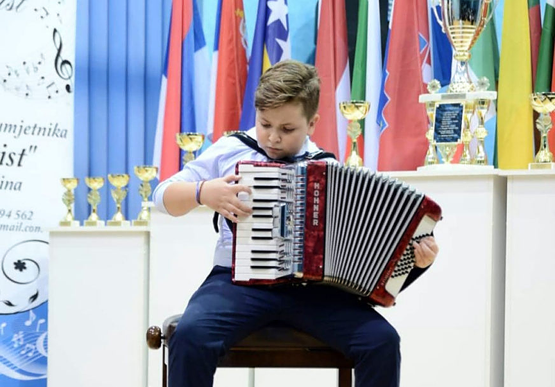 „PUT KOZAKA“ Virtuoz na harmonici, Đorđe Perić (10), snimio svoj prvi spot