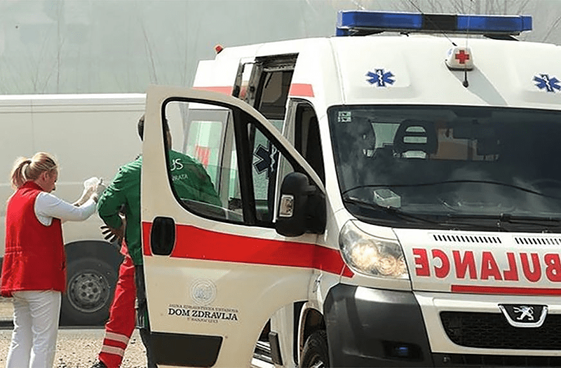MAJKA I SIN UMRLI U RAZMAKU OD PAR SATI Ona poginula u udesu, njega ljekari ZATEKLI MRTVOG