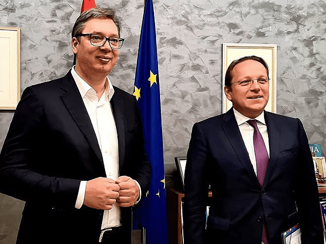 Vučić se sastao sa Varheljijem u Briselu