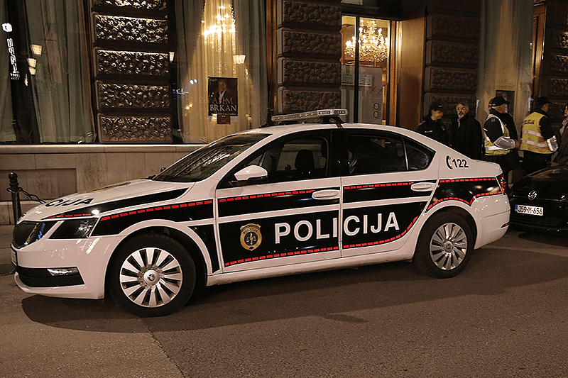 TRAGEDIJA Policajac se ubio iz vatrenog oružja, pored puta ga PRONAŠLE KOLEGE