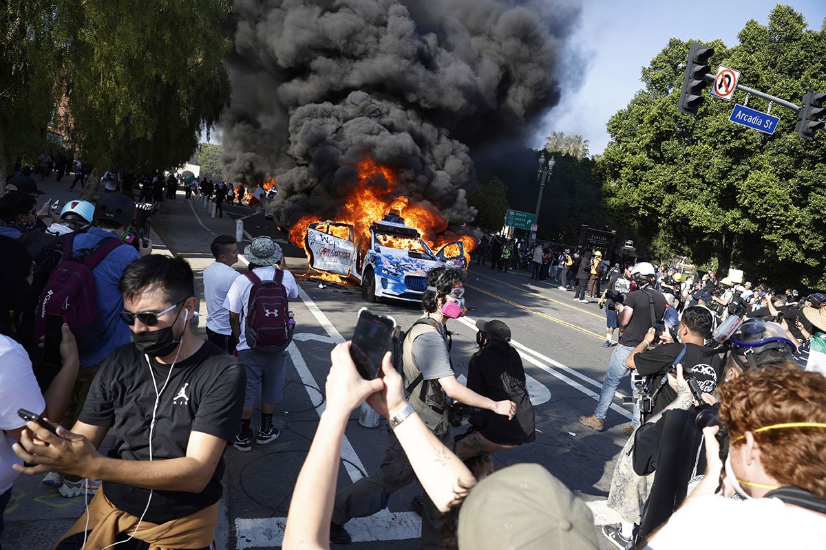 Haos u Los Anđelesu: Vojska se sukobila sa demonstrantima, automobili gore (FOTO, VIDEO)