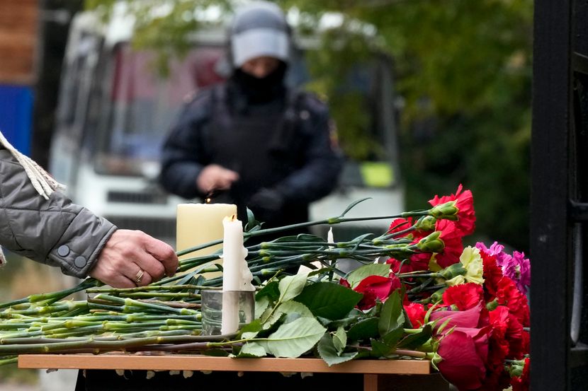  Ruže, svijeće i more suza ispred univerziteta u kom je student ubio šestoro ljudi