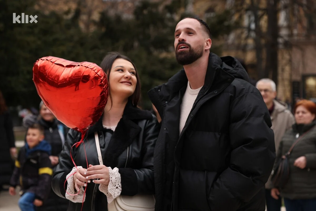 Dan zaljubljenih u Sarajevu: Parovi zajedno plesali na Trgu Oslobođenja