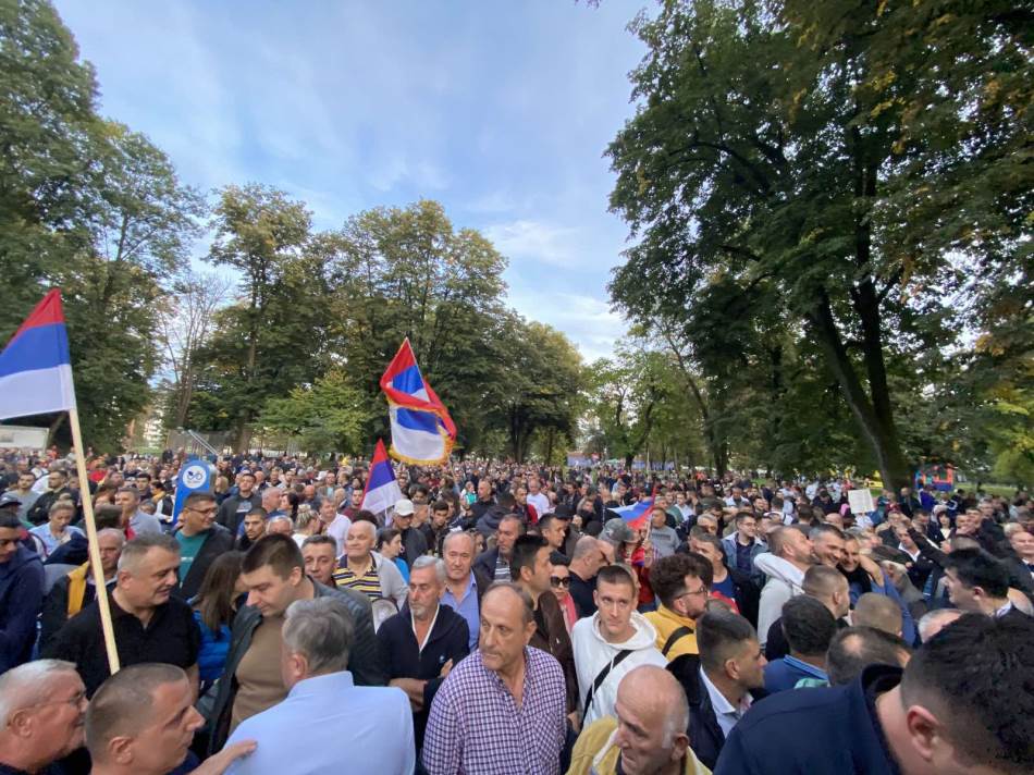 Počeo protest opozicije u Banjaluci: Uskoro šetnja ka Trgu Krajine (FOTO, VIDEO)