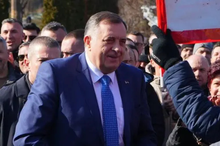 Dodik stigao u Sud, dočekan aplauzima