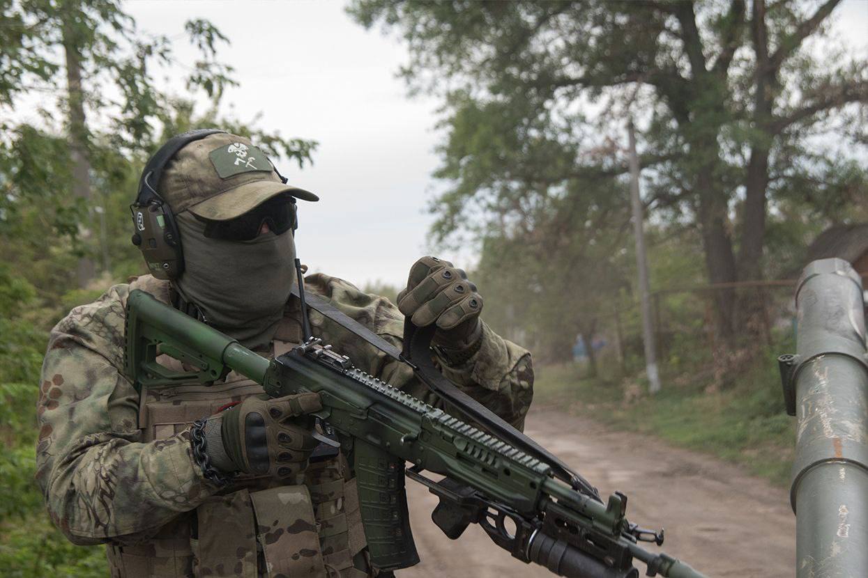 Чвк вагнер боевые действия. PMC Operator ak105. Российский солдат. ССО Украины. Военный с автоматом.