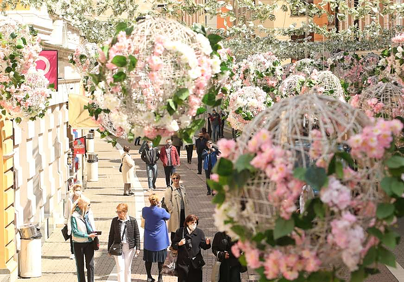 Gospodska iz vazduha IZGLEDA NESTVARNO, cvjetne kugle oduševile Banjalučane