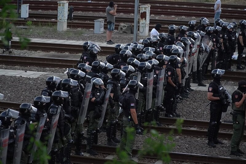 Policija u Beogradu ušla na željezničku stanicu: Rastjerali demonstrante, dvojica aktivista uhapšeni