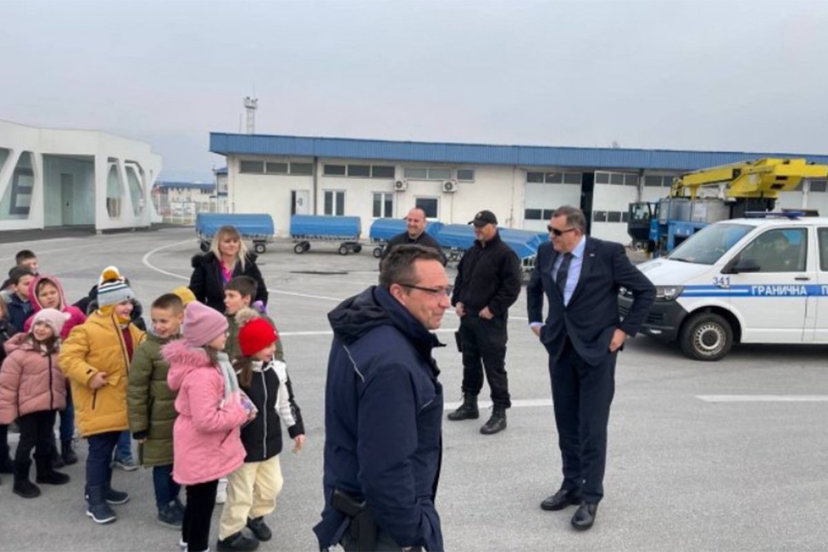  Dodik oduševio mališane na sarajevskom aerodromu /VIDEO/