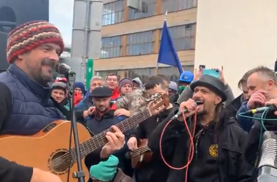 Mini koncert Dubioze kolektiv ispred Vlade FBiH