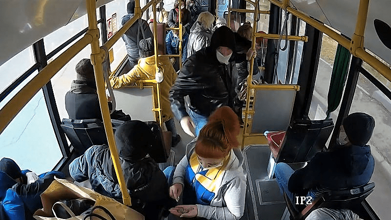 ŽESTOKA TUČA ZBOG MASKE Putnik napao kontrolorku koja ga je opomenula zbog kršenja mjera (VIDEO)