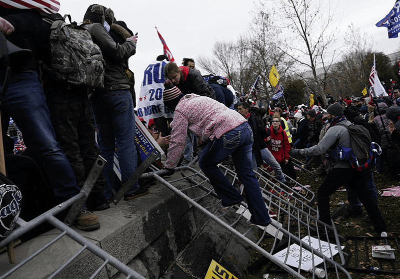 KRVAVA NOĆ U VAŠINGTONU U neredima četvoro mrtvih, policija čuva ulice oko Kapitola