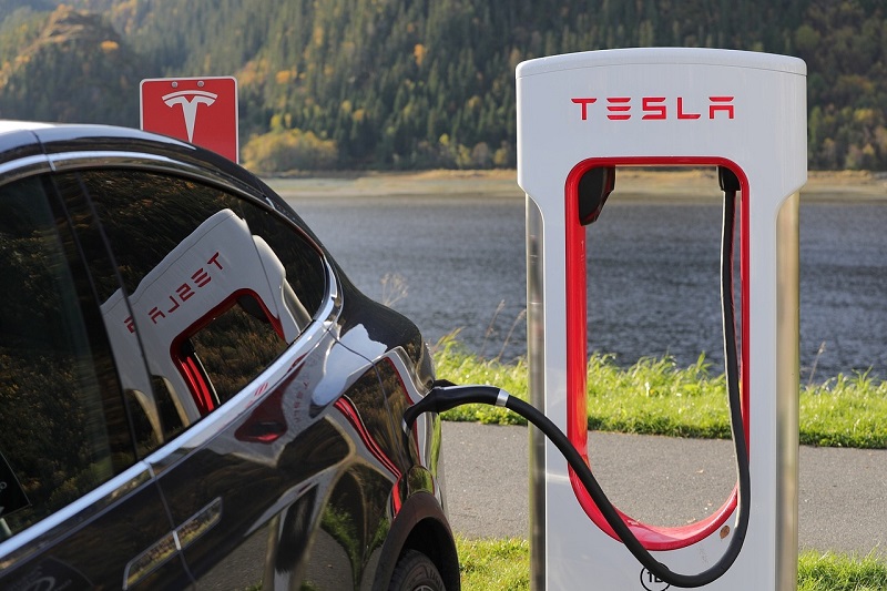 Tesla povlači skoro 55.000 vozila