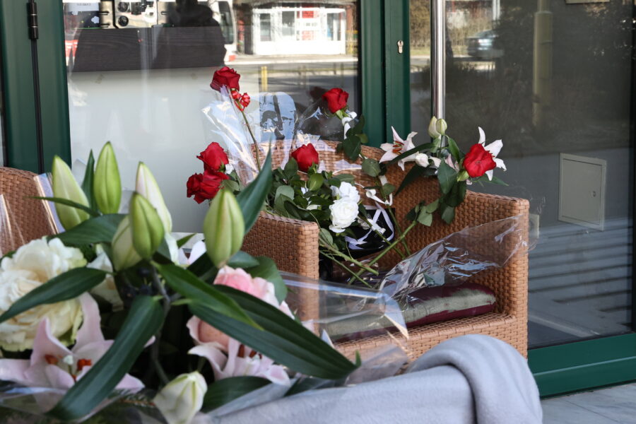 Građani ostavljaju cvijeće i pale svijeće ispred kafića ubijene Amre Kahrimanović