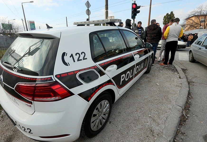 Žena završila u bolnici: Pokušali da opljačkaju market, radnicu udarili PIŠTOLJEM U GLAVU