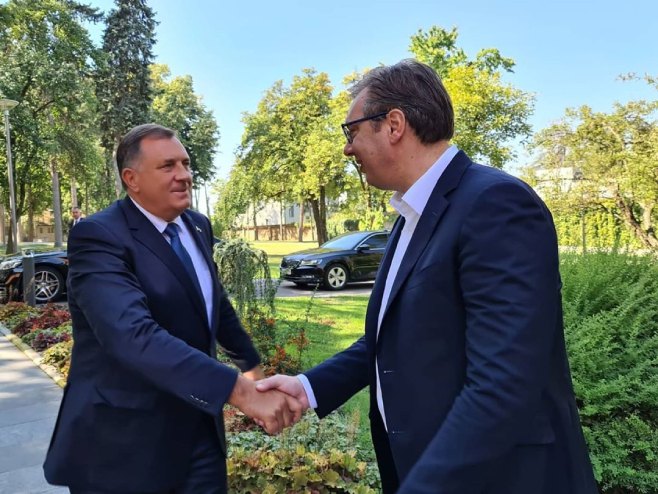 Vučić predao Dodiku prednacrt zajedničkog zakona o zaštiti srpskog jezika i ćiriličnog pisma