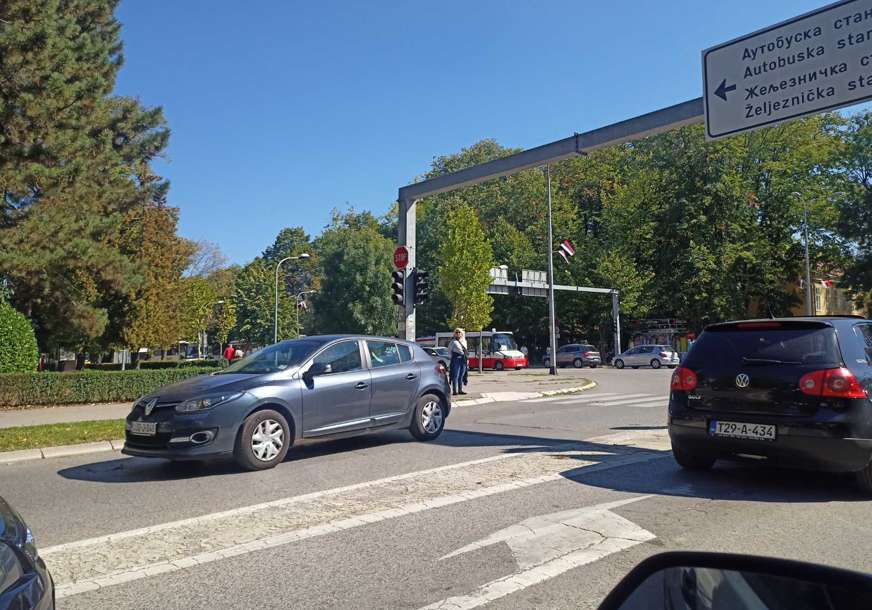 Teška saobraćajka u centru Banjaluke: Skupocjeni terenac udario u autobus, IMA POVRIJEĐENIH