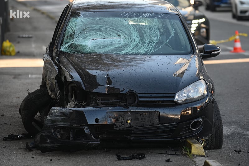 Sarajevo: Automobil uništio dio ograde džamije na Čobaniji, zaustavio se stotinjak metara dalje