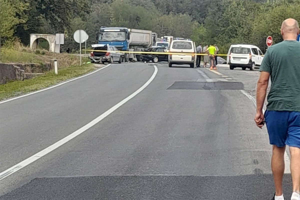 Sudarila se četiri vozila kod Žepča, povrijeđeno sedam osoba