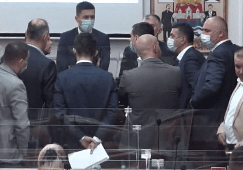 Prepirke i pauze posvađale Topića i Ilića: Sjednica Skupštine grada prekinuta, nastavak sutra