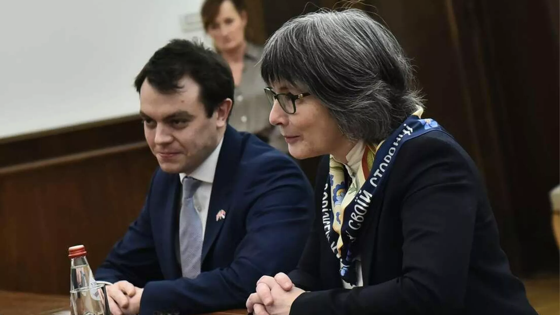 Provokacija u Beogradu: Britanska ambasadorka donijela skandaloznu poruku kod Vučića (foto)