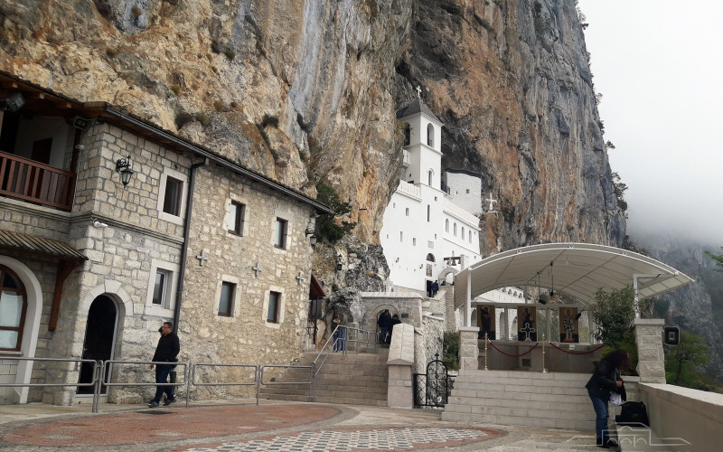 POSTOJE STROGA PRAVILA: Evo ko ne smije da uđe u manastir Ostrog
