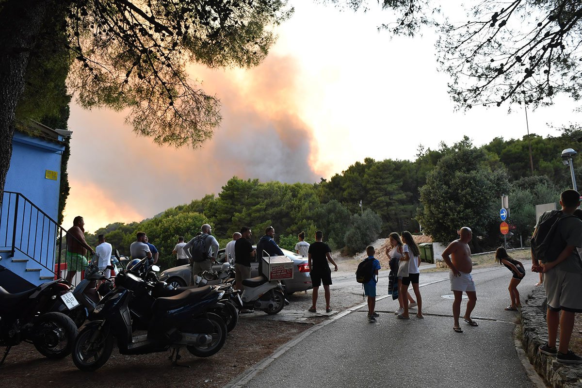 Zbog požara evakuisani turisti u Hrvatskoj: 