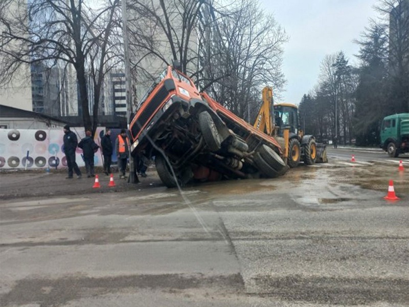 Nesvakidašnja nezgoda u Banjaluci: Kamion upao u rupu na cesti