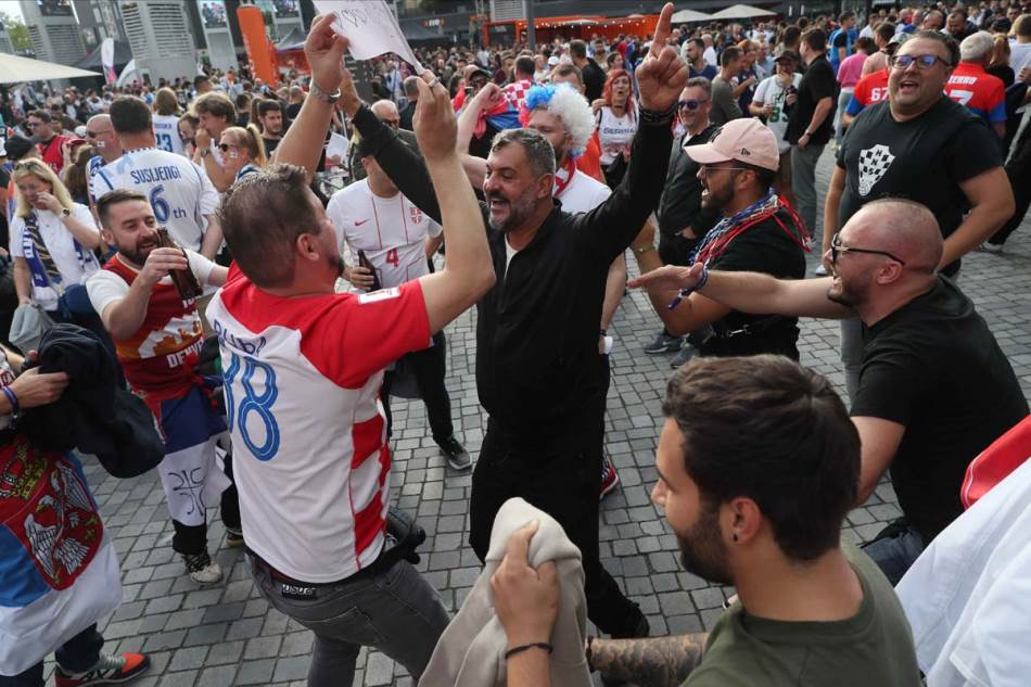 PROSLAVILI ISPADANJA🏀 Srpski i hrvatski navijači zajedno pjevaju narodnjak u Berlinu!🎥  (VIDEO)