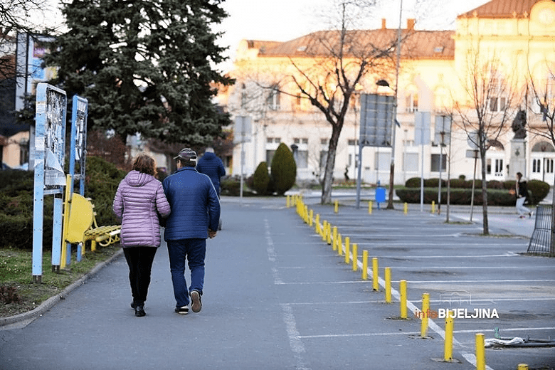 NOVA MJERA Na javnim mjestima zabranjeno okupljanje više od tri osobe