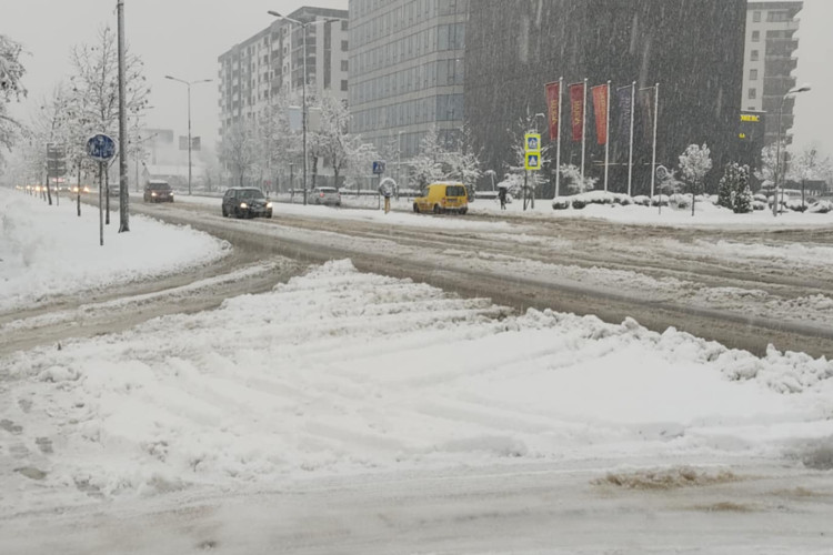 Sijeg u decembru opet iznenađenje za putare: Pogledajte haos u Banjaluci (FOTO, VIDEO)