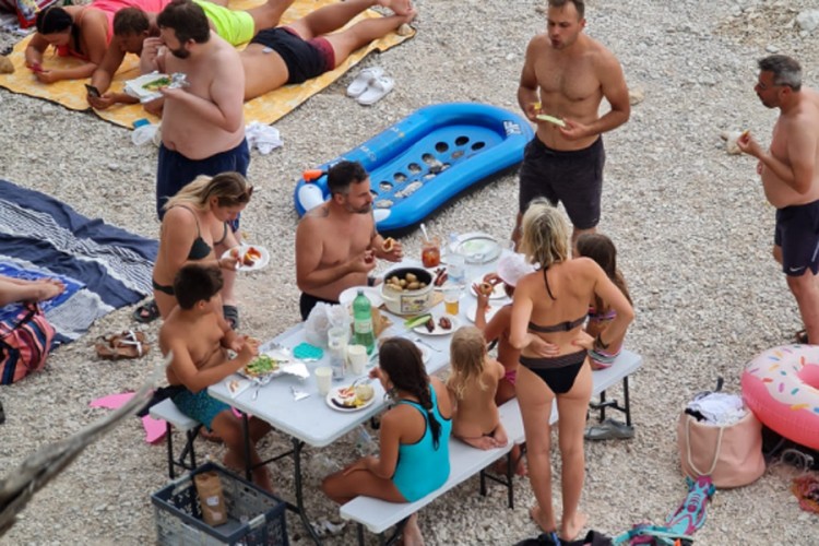 Na plaži kod Makarske postavili sto za ručak, ponijeli i lonac