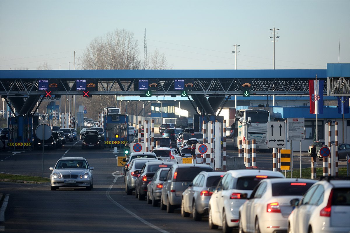 Kilometarske kolone i višečasovna čekanja na graničnim prelazima