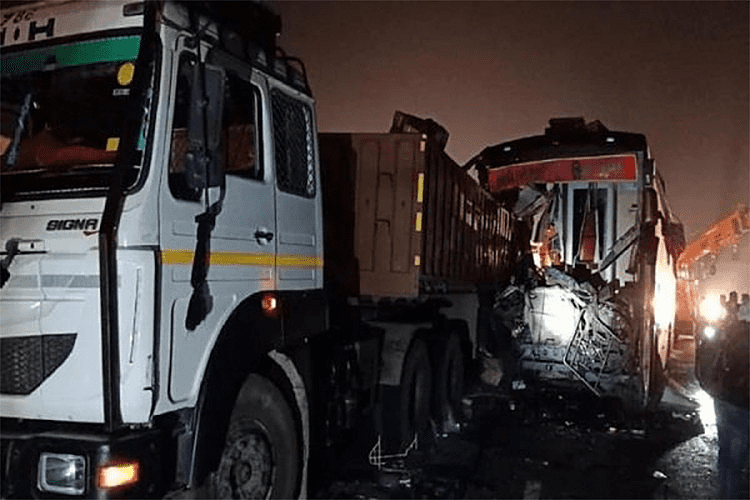 Sudar autobusa i kamiona ,14 mrtvih, 35 povrijeđeno