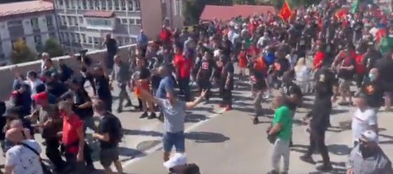 Haos u Crnoj Gori: Demonstranti probili dva kordona policije