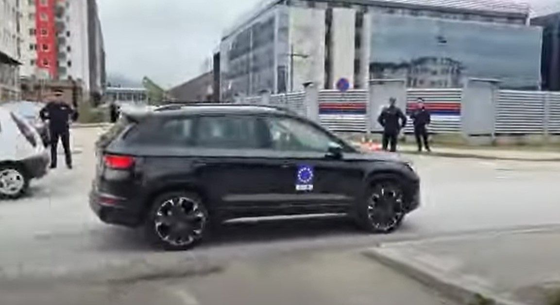 Vozilo EUFOR-a kružilo pored zgrade Vlade RS