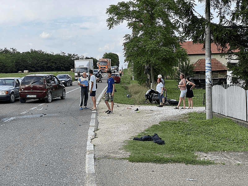 MLADIĆ IZ ŠAMCA TEŠKO POVRIJEĐEN Jeziv prizor sa mjesta nesreće kod Bijeljine