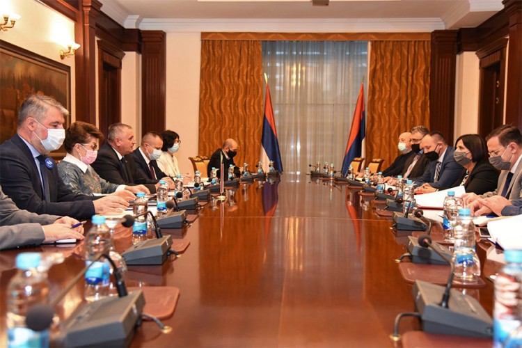 Počeli pregovori sa Vladom RS: Sindikalci traže da najniža plata u RS bude 750 KM