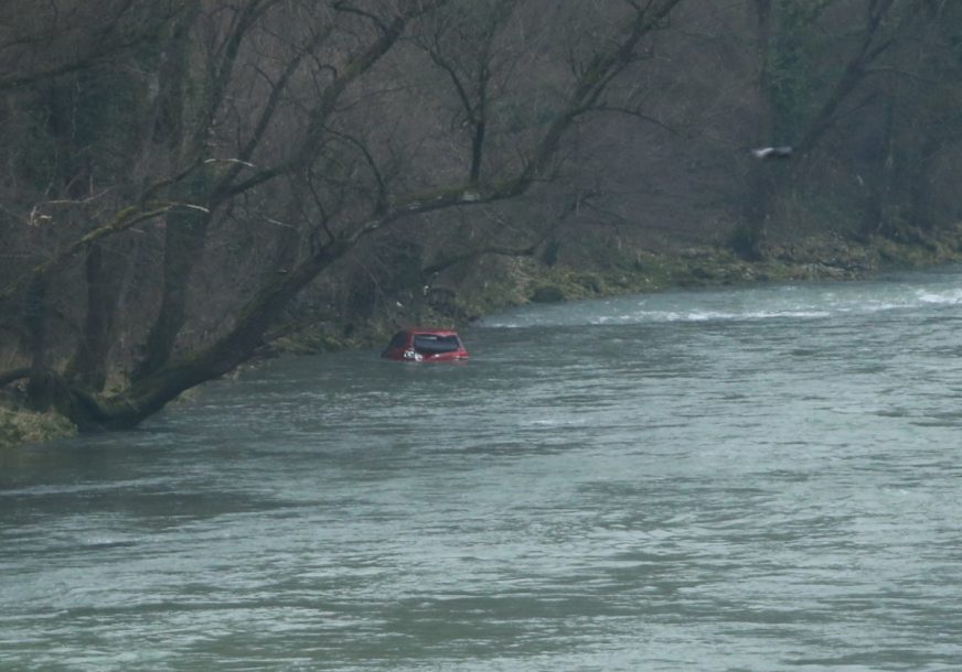 Borili se sa vodenom stihijom: U Jajcu nastavljena potraga za 22- godišnjakom koji je sletio u Vrbas