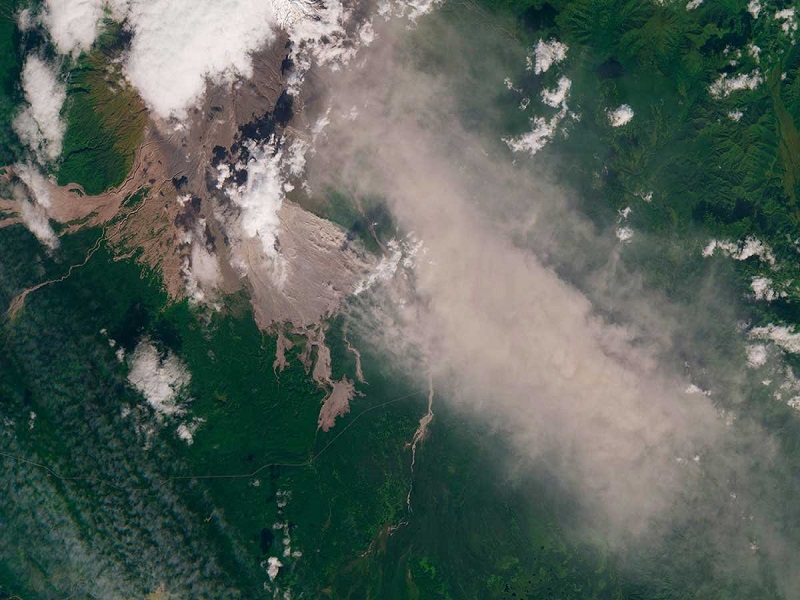 Vulkan na Kamčatki izbacio stub pepela visine osam kilometara (VIDEO)