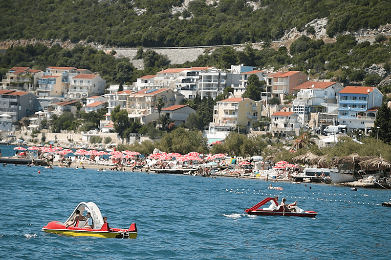 TRAGEDIJA U NEUMU Dječak (13) PREMINUO na plaži nakon izlaska iz vode