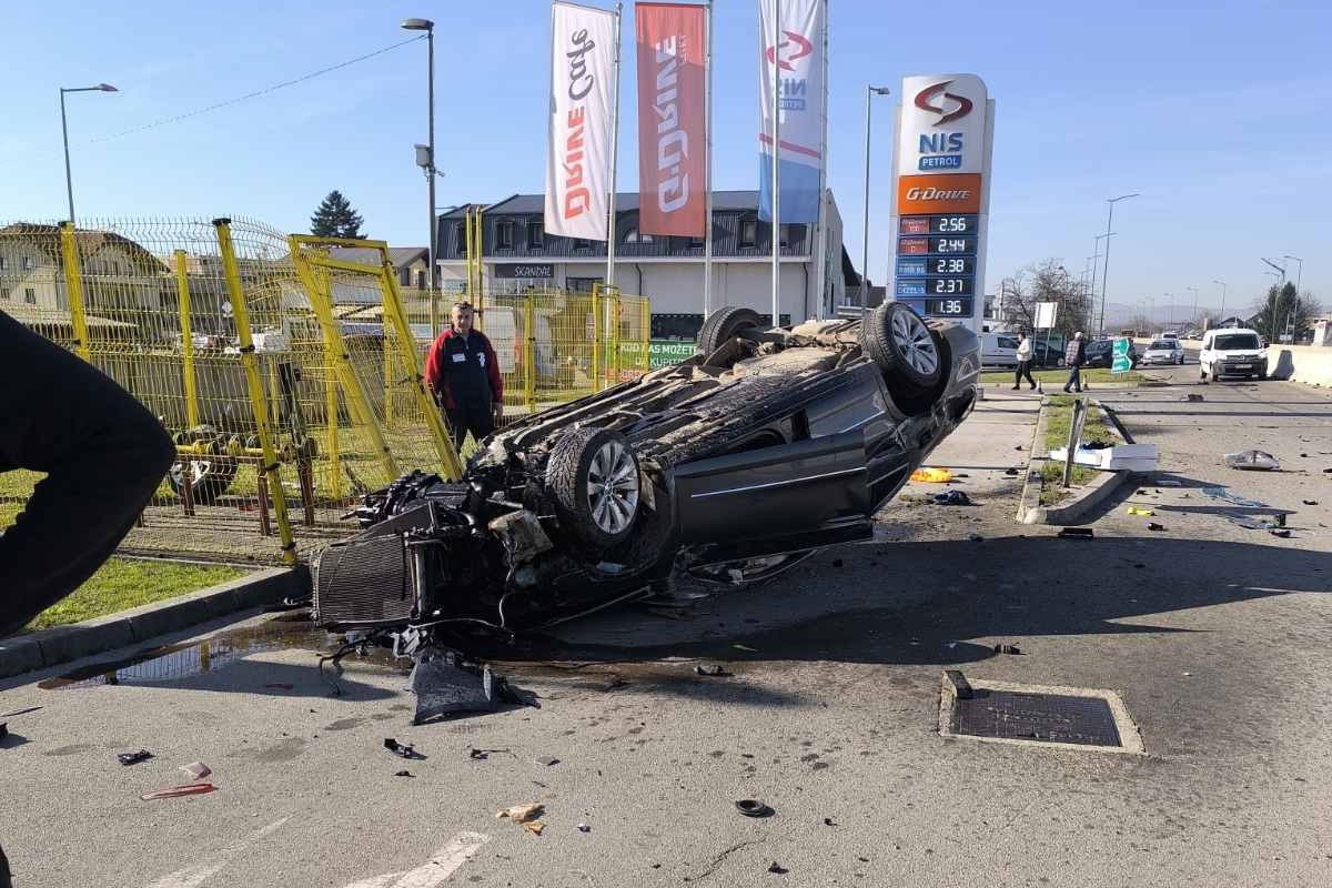 Udes na brzoj cesti kod Laktaša: Auto završio na krovu