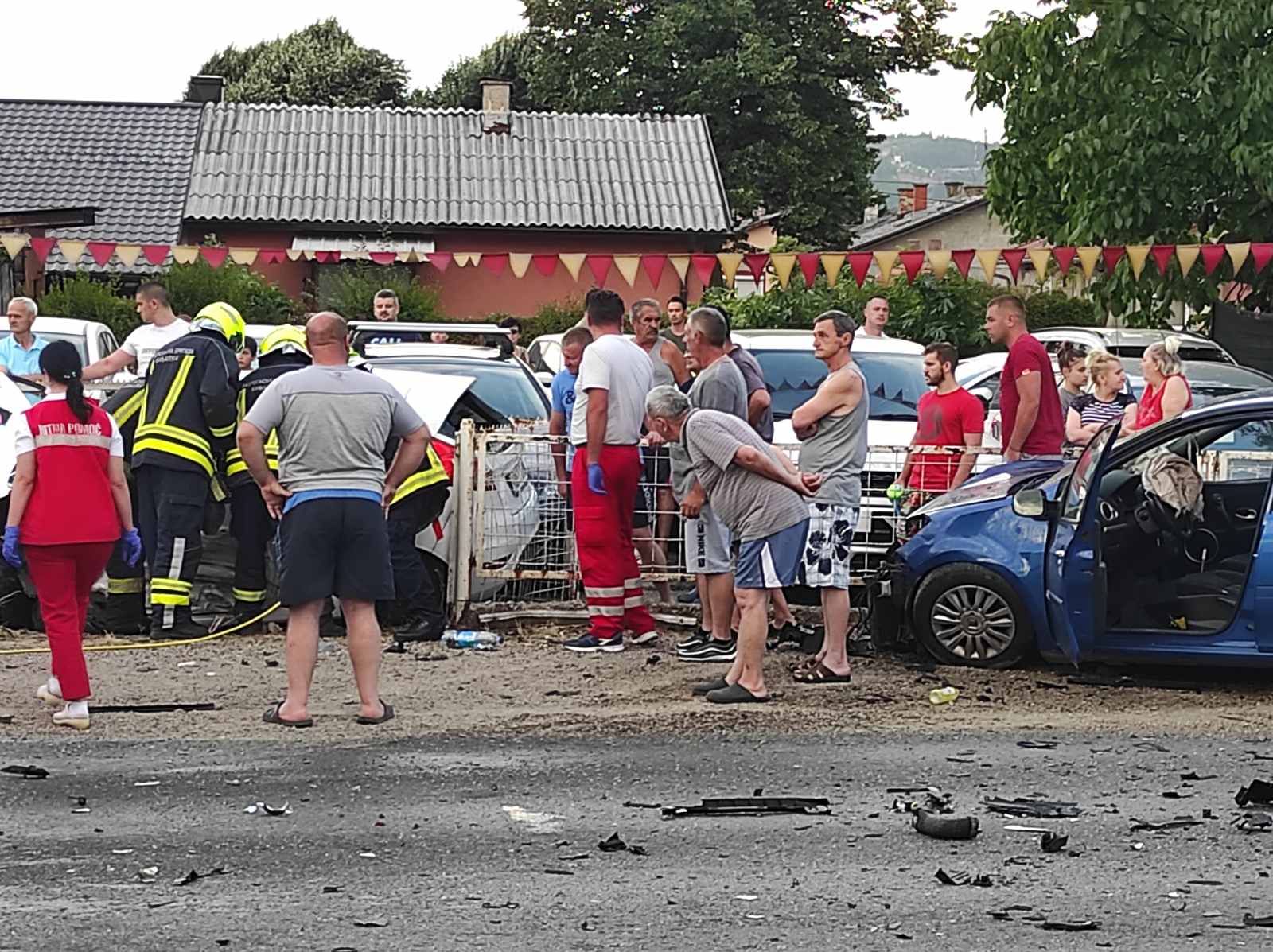 Teška saobraćajka u Banjaluci: Lančani sudar na zapadnom tranzitu, vatrogasci iz automobila vade muškarca